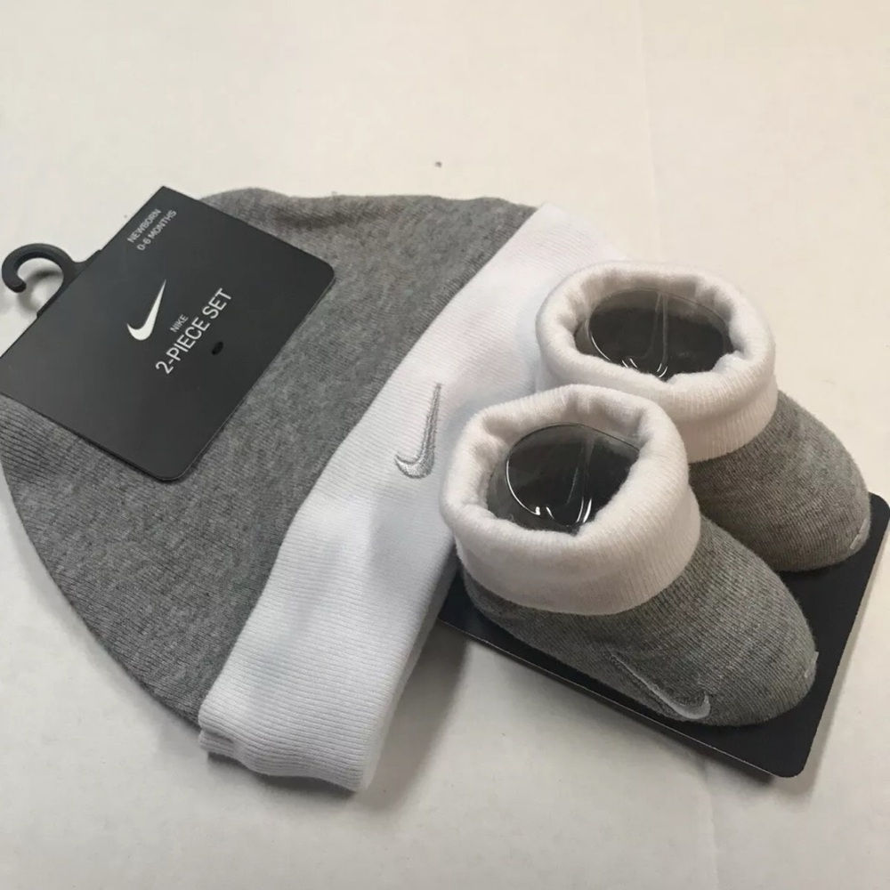 Nike Hat & Crib Booties Socks 2 Pc Set Sz 0/6 Mo Infant Baby Boy Grey White New
